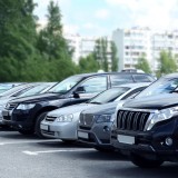 Auto parcheggiate in strada in ambito urbano