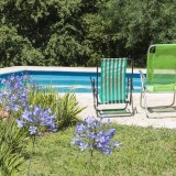 Una piscina in giardino