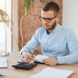 Professionista del settore finanziario seduto nel suo ufficio