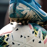 scarpa da calcio su pallone 