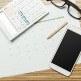Tavolo da ufficio con smartphone e calendario