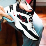 uomo che pulisce sneakers