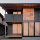 La casa a Saidera, Osaka, Giappone, è stata progettata per una famiglia di cinque persone