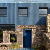 The Blue House sorge sui resti di un'antica taverna di balenieri abbandonata negli Anni '80 nella baia di Capelas