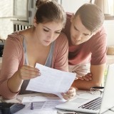 Una coppia esamina i consumi energetici di casa