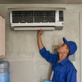 Un tecnico ispeziona un condizionatore