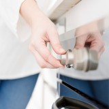 Donna che accende un forno domestico