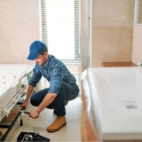 Professionista a lavoro per la ristrutturazione del bagno