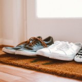 Perché togliere le scarpe quando si entra in casa