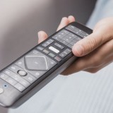uomo che regge telecomando