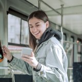 Ragazza paga il trasporto pubblico con metodo contactless