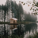 Gli studenti dell'Università norvegese di scienza e tecnologia di Trondheim hanno progettato Watercave, una sauna all'interno di un lago norvegese