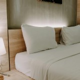 Camera da letto neutra con diverse tipologie di illuminazione