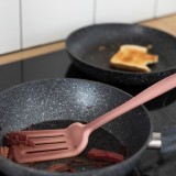 Caffettiera e padelle su piano a induzione
