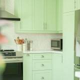 cucina verde con carta da parati 