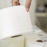 persona che preleva rotolo di carta igienica