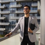 uomo davanti a palazzo