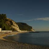 Marche, la baia tra le falesie che sussurra una città sommersa