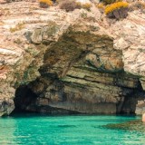 Palmarola segreta: niente negozi, solo grotte e mare blu