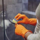 Doccia fiacca? Il trucco dell’acido citrico che sblocca il getto