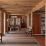 Live Sawn House è una casa con struttura in legno di cedro situata nei pressi del monte Aso, nella prefettura di Saitama, in Giappone