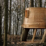 La casa sull'albero è stata costruita per la Biennale di Harewood del 2022 e si trova nella pittoresca campagna del West Yorkshire