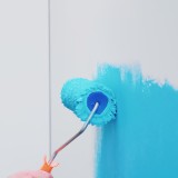 Rullo con pittura azzurro