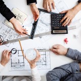 Architetto e avvocato esaminano i progetti di costruzione di un edificio