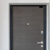 Una porta d'ingresso chiusa