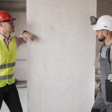 Primo piano di tecnici che ispezionano i lavori di un cantiere