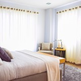 Camera da letto con tende alle finestre