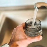 Un bicchiere d'acqua raccolta dal rubinetto