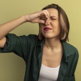 Donna si tappa il naso per il cattivo odore 