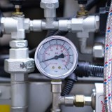 Contatore dell'acqua analogico installato su una tubazione idraulica in metallo