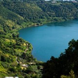 Nemi, il borgo a un’ora da Roma tra lago segreto e navi di Caligola