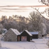 Il progetto Dulnain House ha comportato la ristrutturazione di un vecchio edificio in pietra in rovina sulle rive del fiume Dulnain, nella regione di Inverness, in Scozia