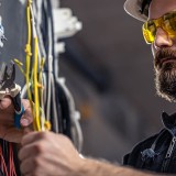 Elettricista ripara i cavi elettrici condominiali