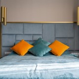 Camera da letto con testiera in velluto