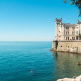 Miramare, la "nave di pietra" sospesa tra mare e destino