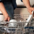 Inserimento dei piatti in una lavastoviglie