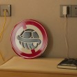 comodino con caricatore cellulare 