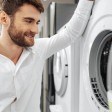 Un giovane sceglie una lavatrice