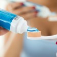 donna mette dentifricio su spazzolino 