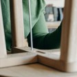 Donna aggiusta le gambe di un tavolino