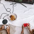 Due persone usano una console collegata alla TV per giocare