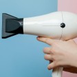 Phon bianco su sfondo rosa e celeste