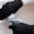 Pulizia di un interruttore in plastica