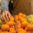 Frutta con bollini esposta in un supermercato