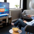 Uomo guarda un notiziario in TV