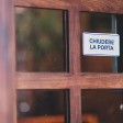 Cartello per chiudere la porta